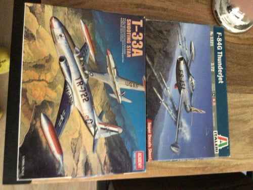 Te koop, 2 bouwpakketten van vliegtuigen.