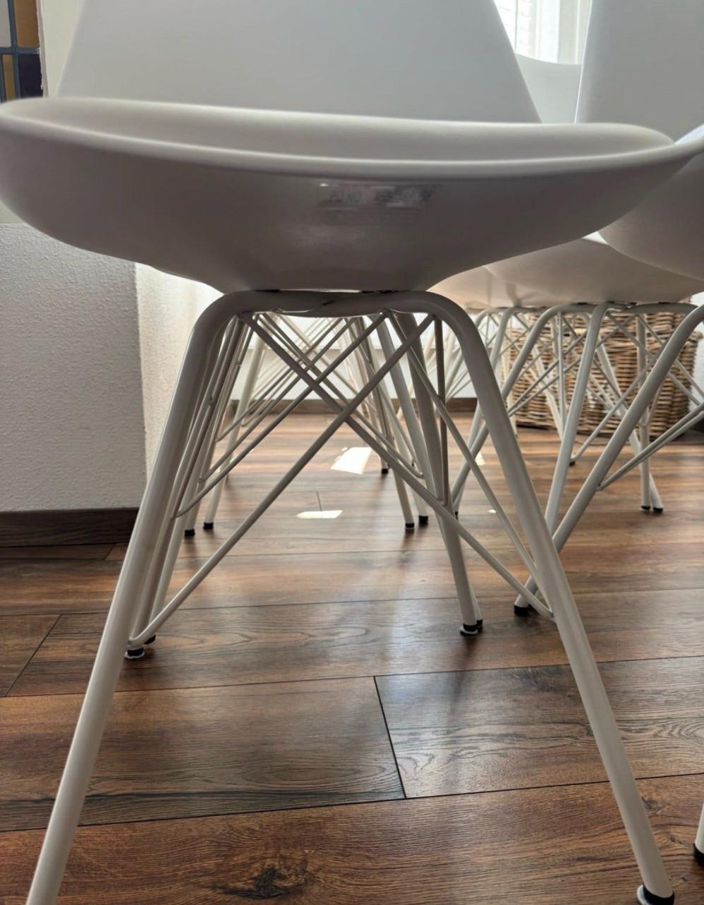 8  of 4 witte stoelen ( nieuw )