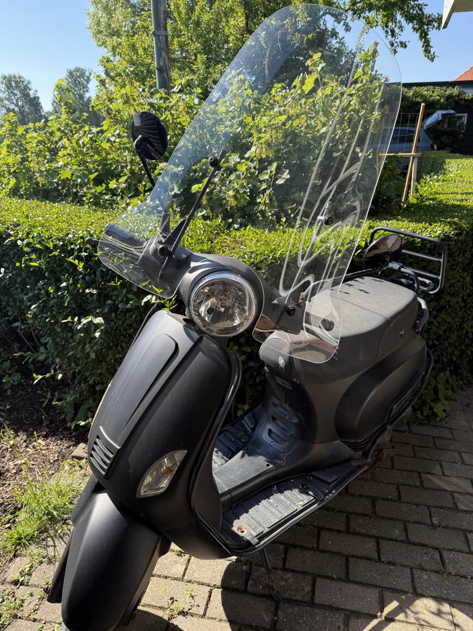 Scooter Riya 2017, geel kenteken