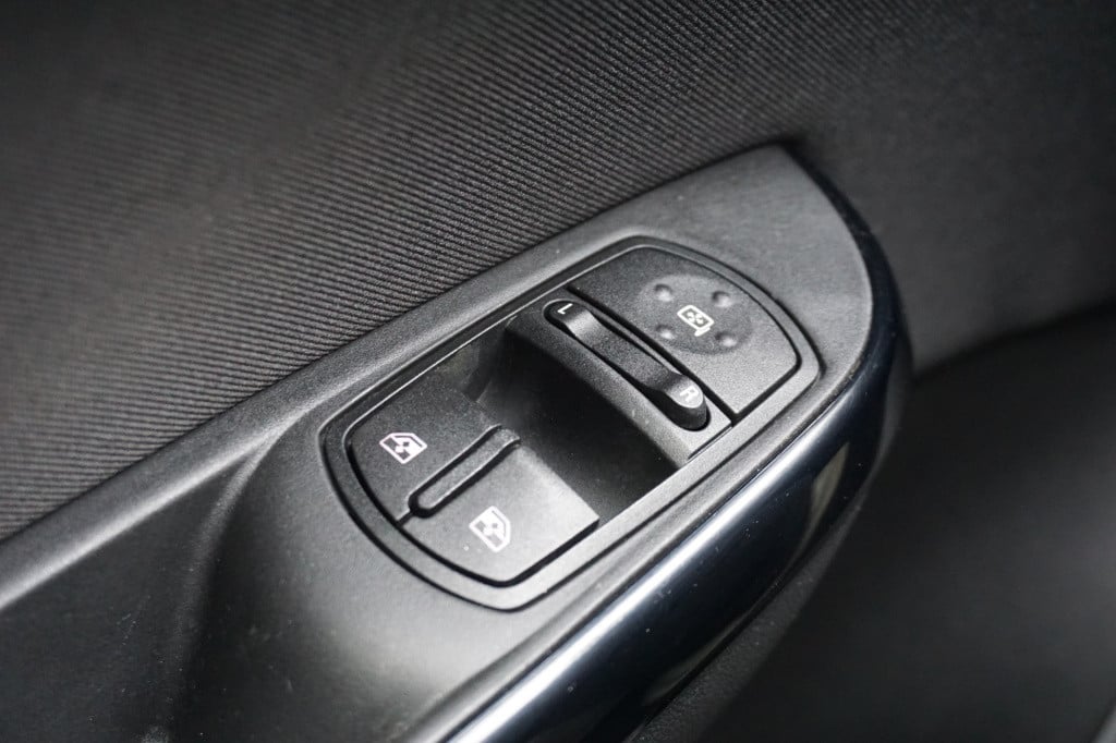 Opel Corsa 1.4 online edition airco / cruise / carplay / elektr. ramen / na