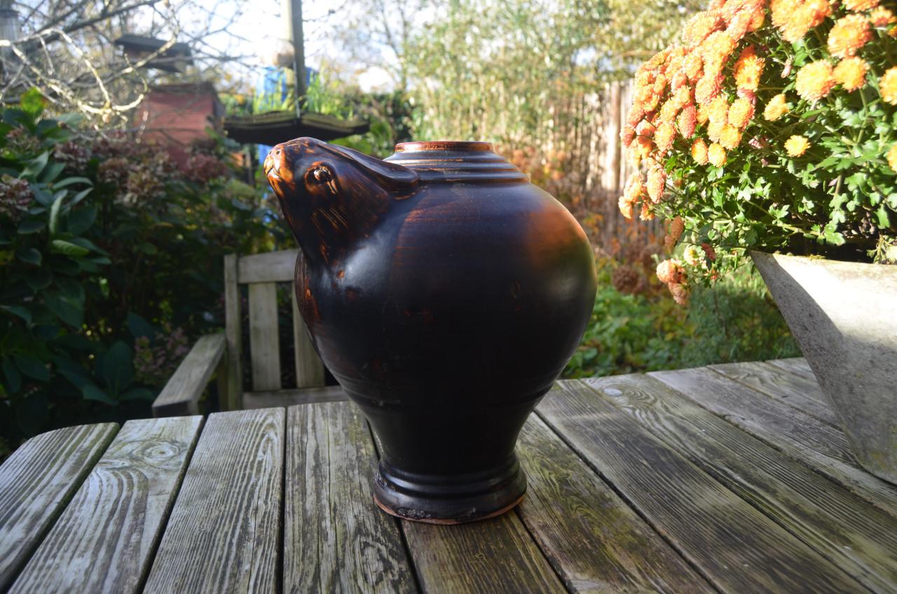 Terracotta offerpot met decoratie v/e konijn. China vroeg 20e eeuw.
