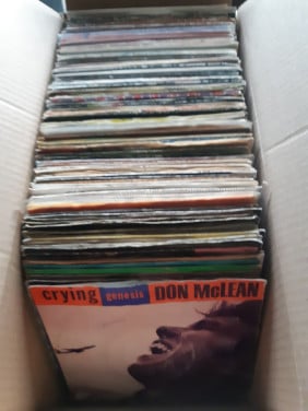 Doos met ruim 120 singles
