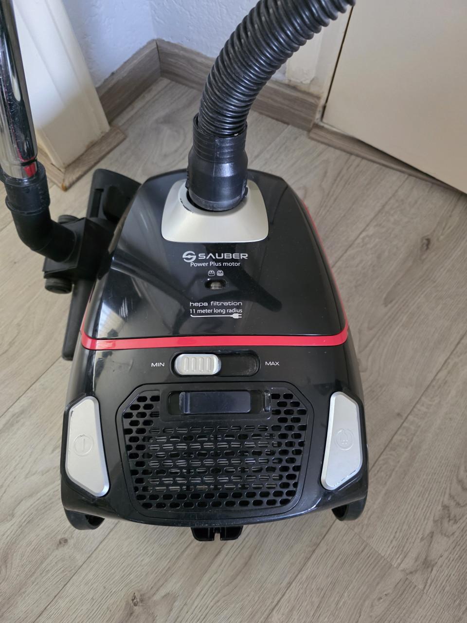 Goed werkend stofzuiger merk SAUBER met stof zak-220V-600W