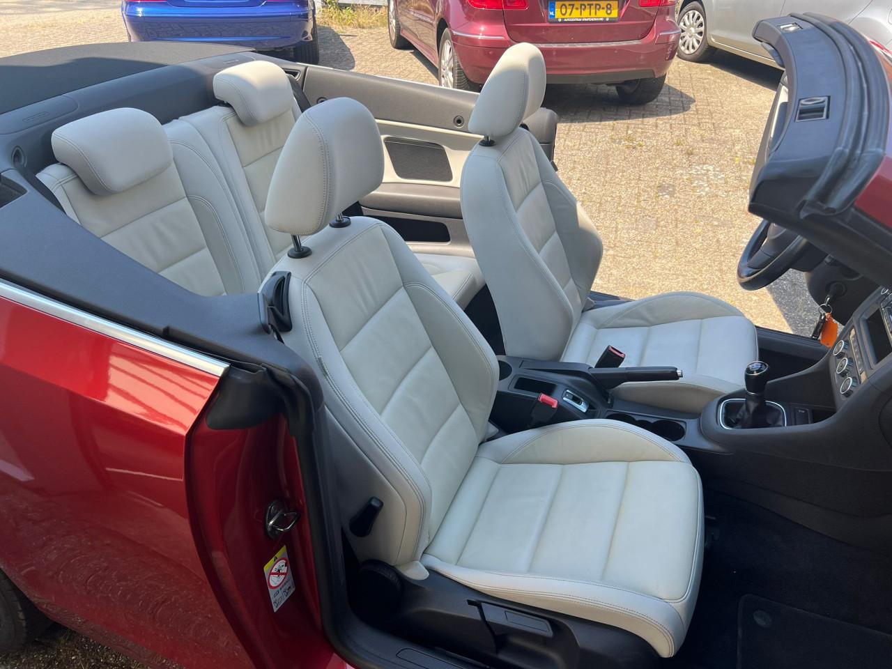 VW Golf Cabriolet uit 2012 met slechts 129.000 km LED/Airco/Leer
