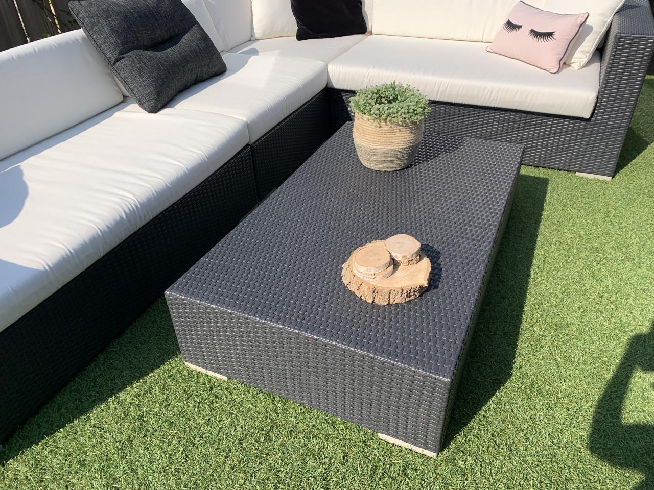 Wicker loungeset zwart met kussens en tafel.