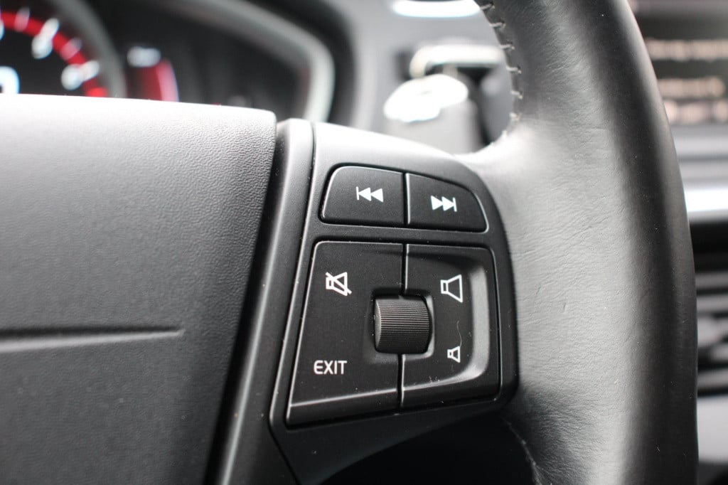 Volvo V40 1.6 t2 you! - xenon - cruise - pdc - high perf audio - dealer oh!