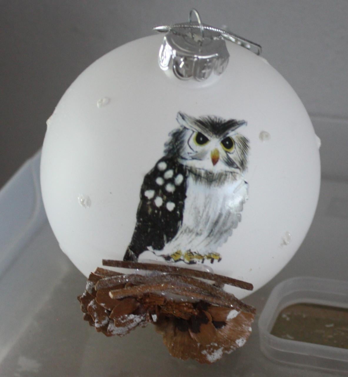 Witte kerstbal met uilen print
