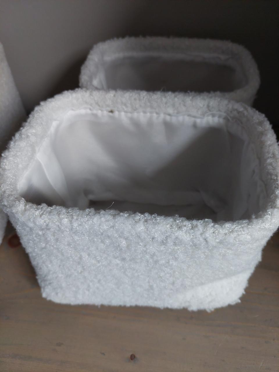 6 witte nieuwstaat manden met teddystof