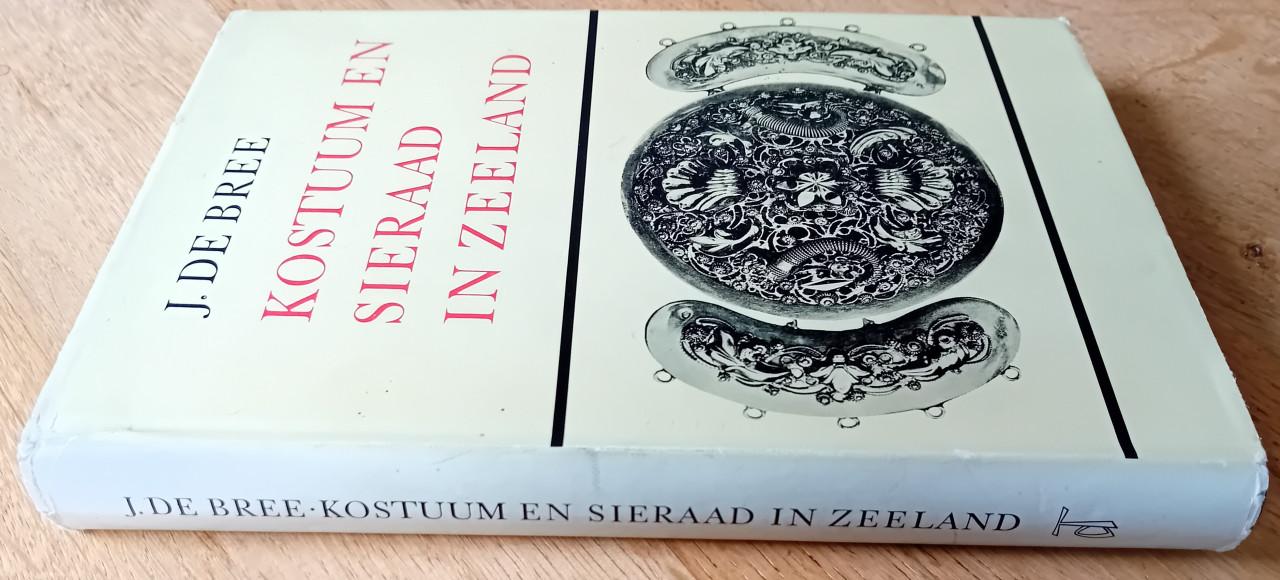 Kostuum en sieraad in Zeeland