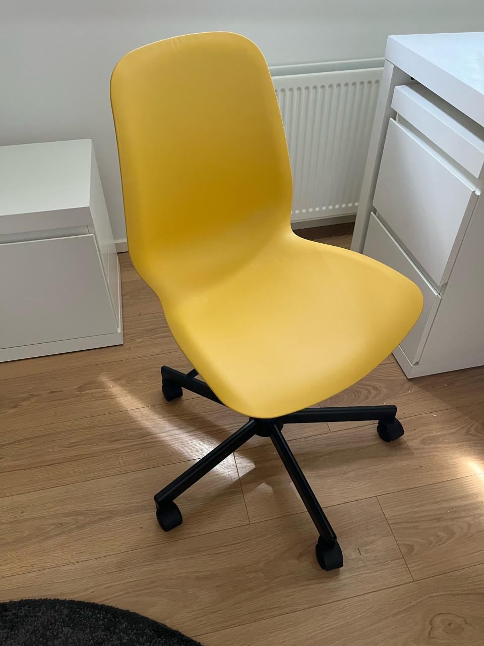Bureau, bureaustoel en nachtkastje