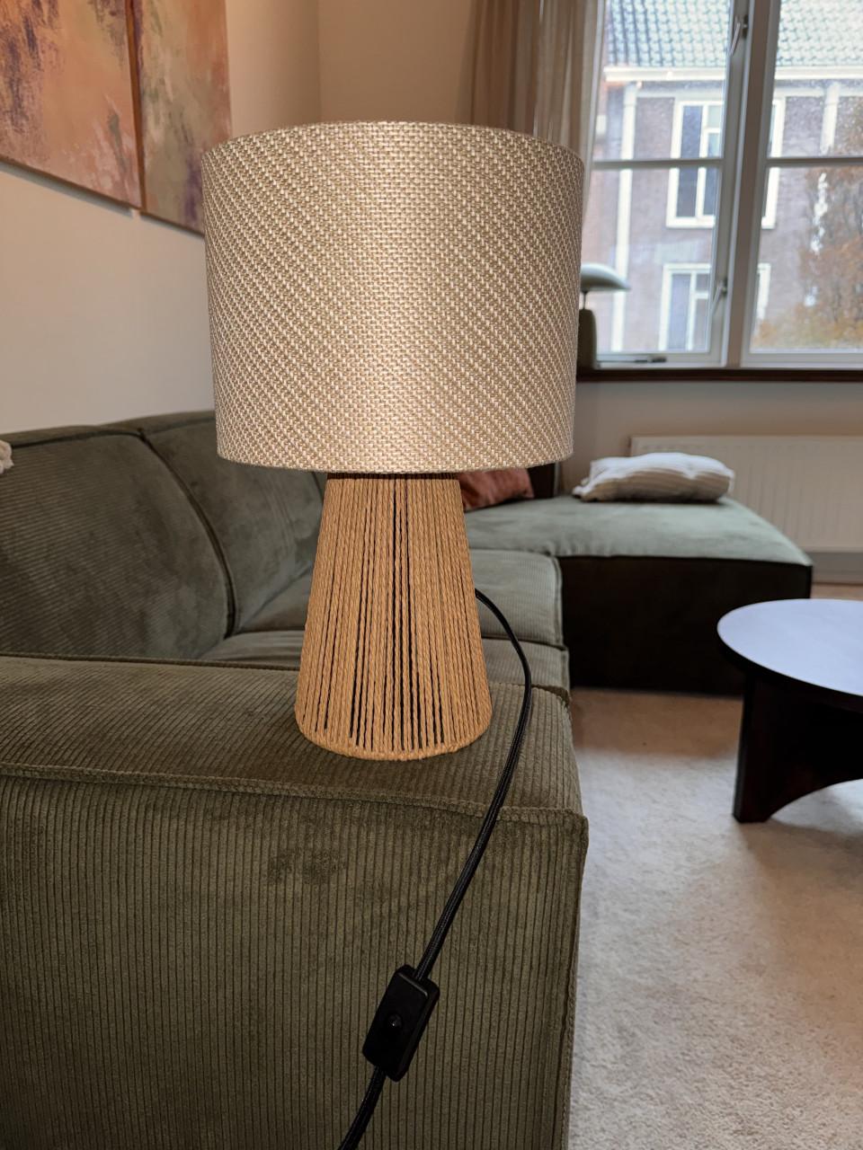 Leuke sfeervolle stalamp met rotan voet