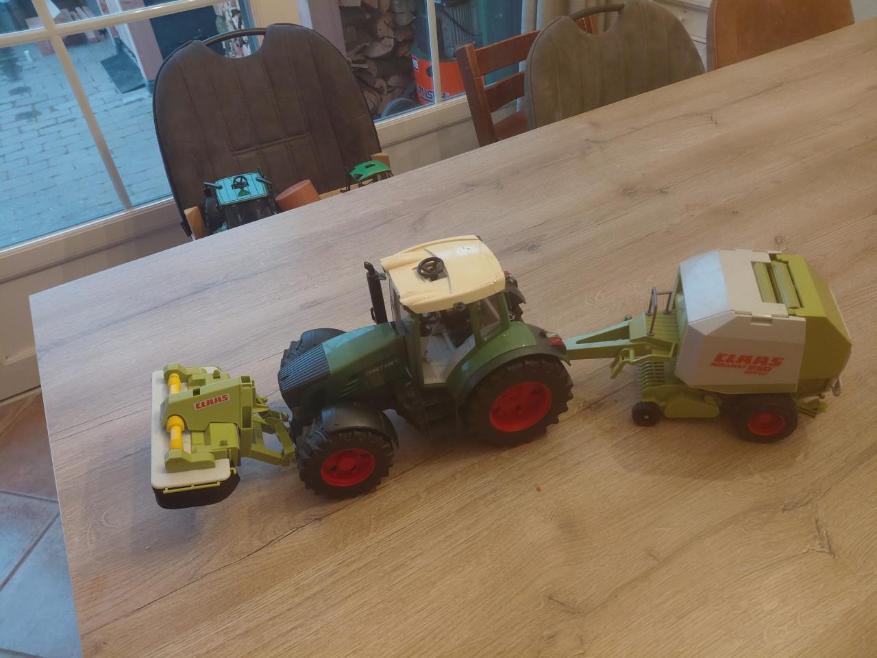 Bruder fendt met balenpers en grasmaaier