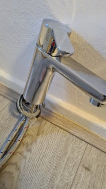 2× wastafel krannen-compleet met oor ring en slangen
