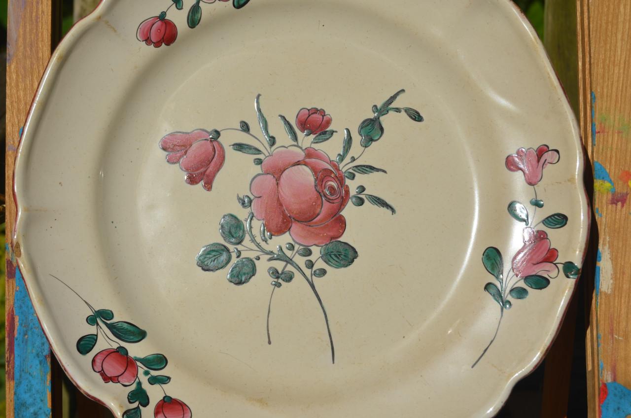 Div. aardewerk borden floraal decor op 1 na 19e/20e eeuw (2)