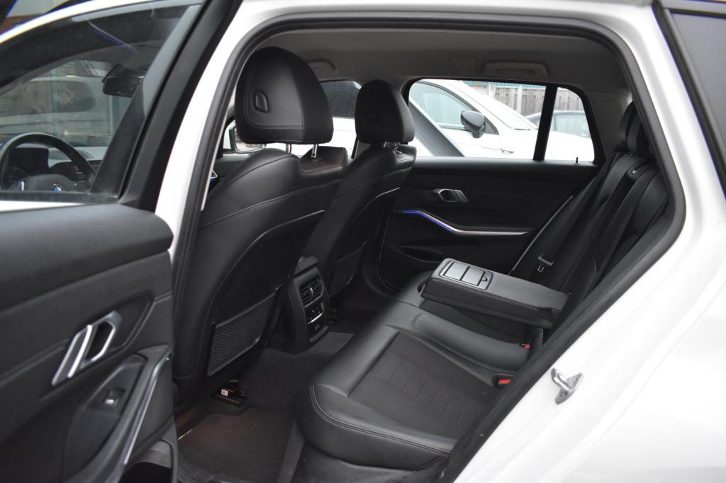 BMW 3-serie touring 318i high executive sport line | trekhaak | apple carpl