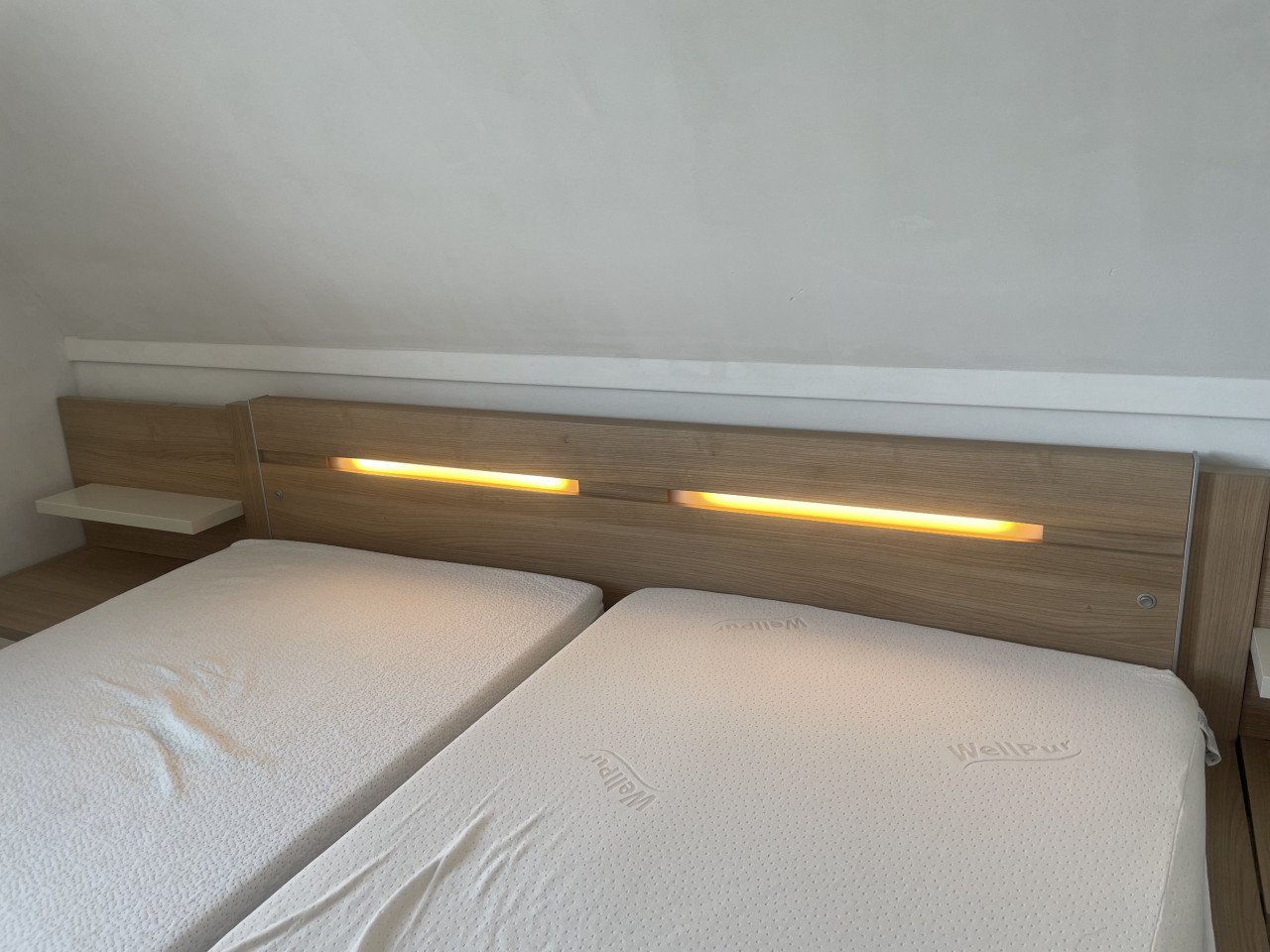 Tweepersoons bed met verlichting, nachtkastjes en toppers