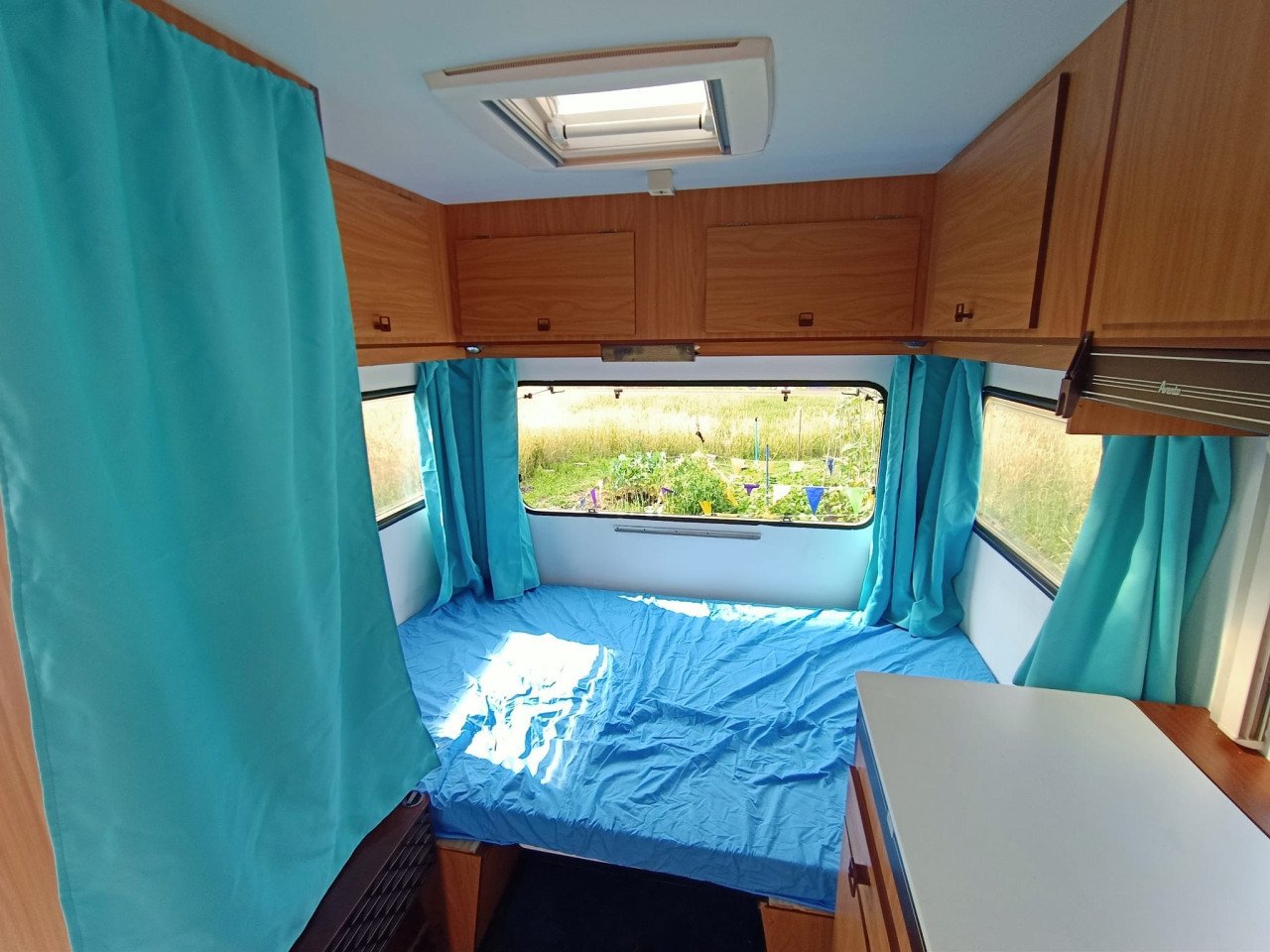 Mooie gepimpte retro Avento met voortent en luifel