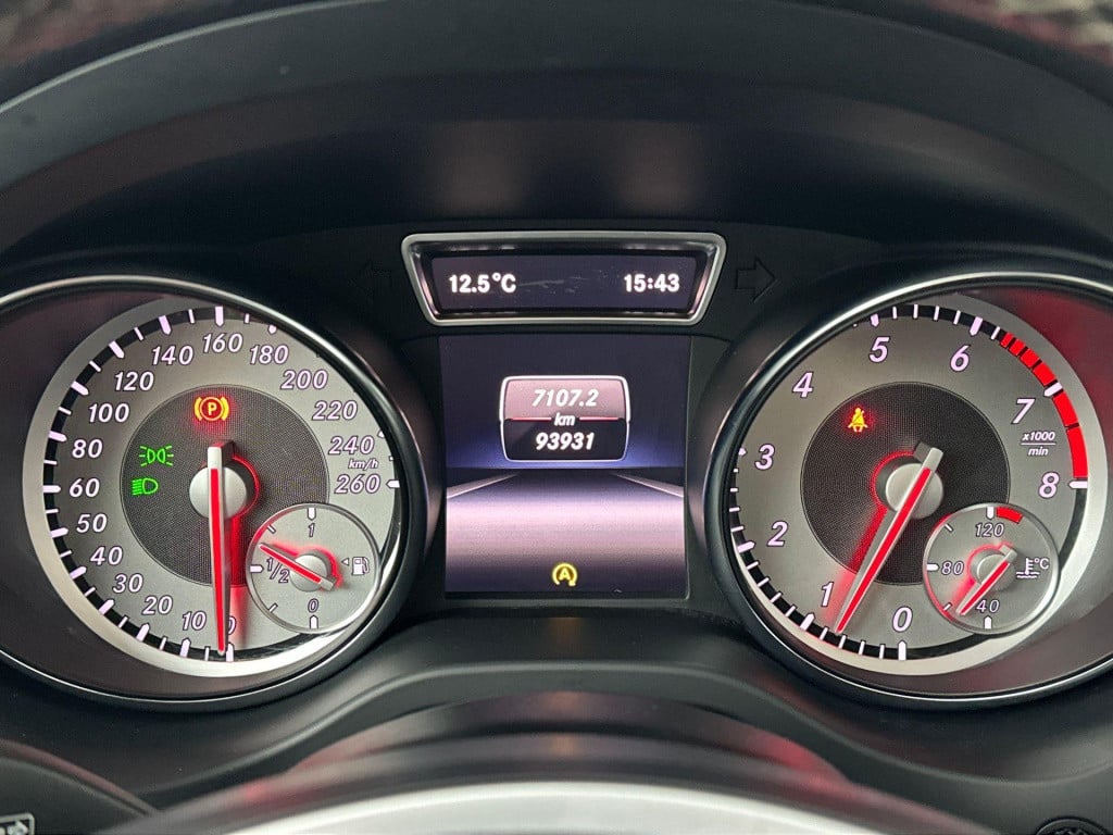 Mercedes-Benz Gla-klasse 180 ambition | panoramadak | navigatie | verwamde 
