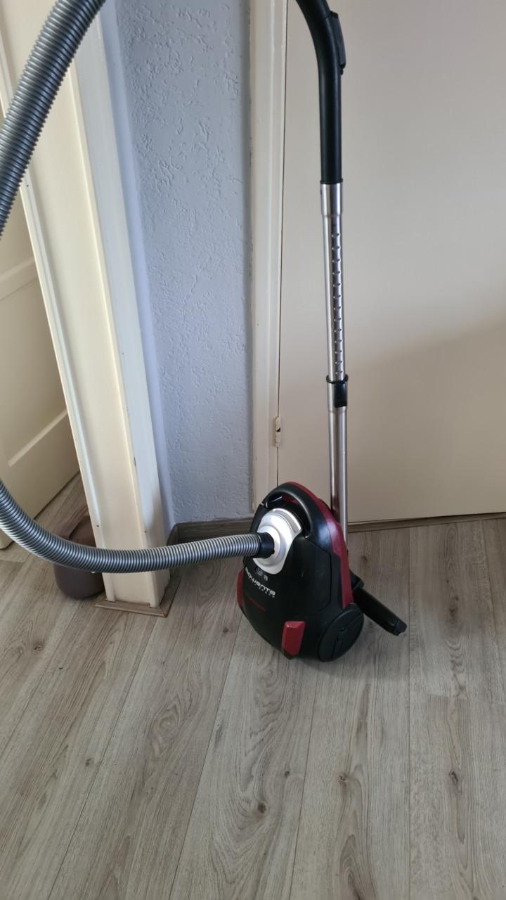 Stofzuiger merk Rowenta 220V-750W-Compleet en goed werkend