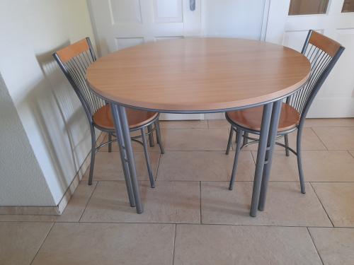 Mooie ronde tafel  110 doorsnede (in goede nette staat )