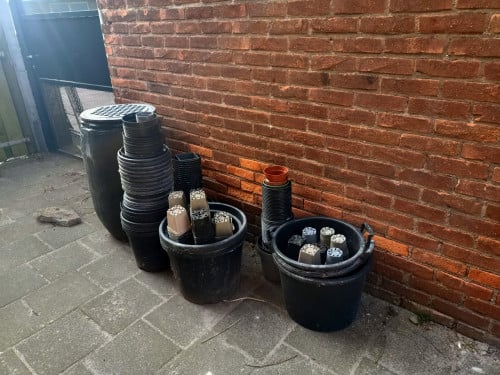 Kweekpotten en ton