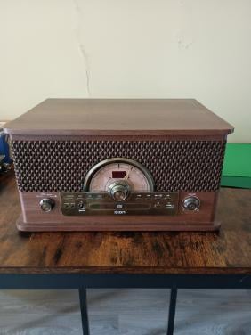 Prachtige retro stereo met platenspeler en cassette