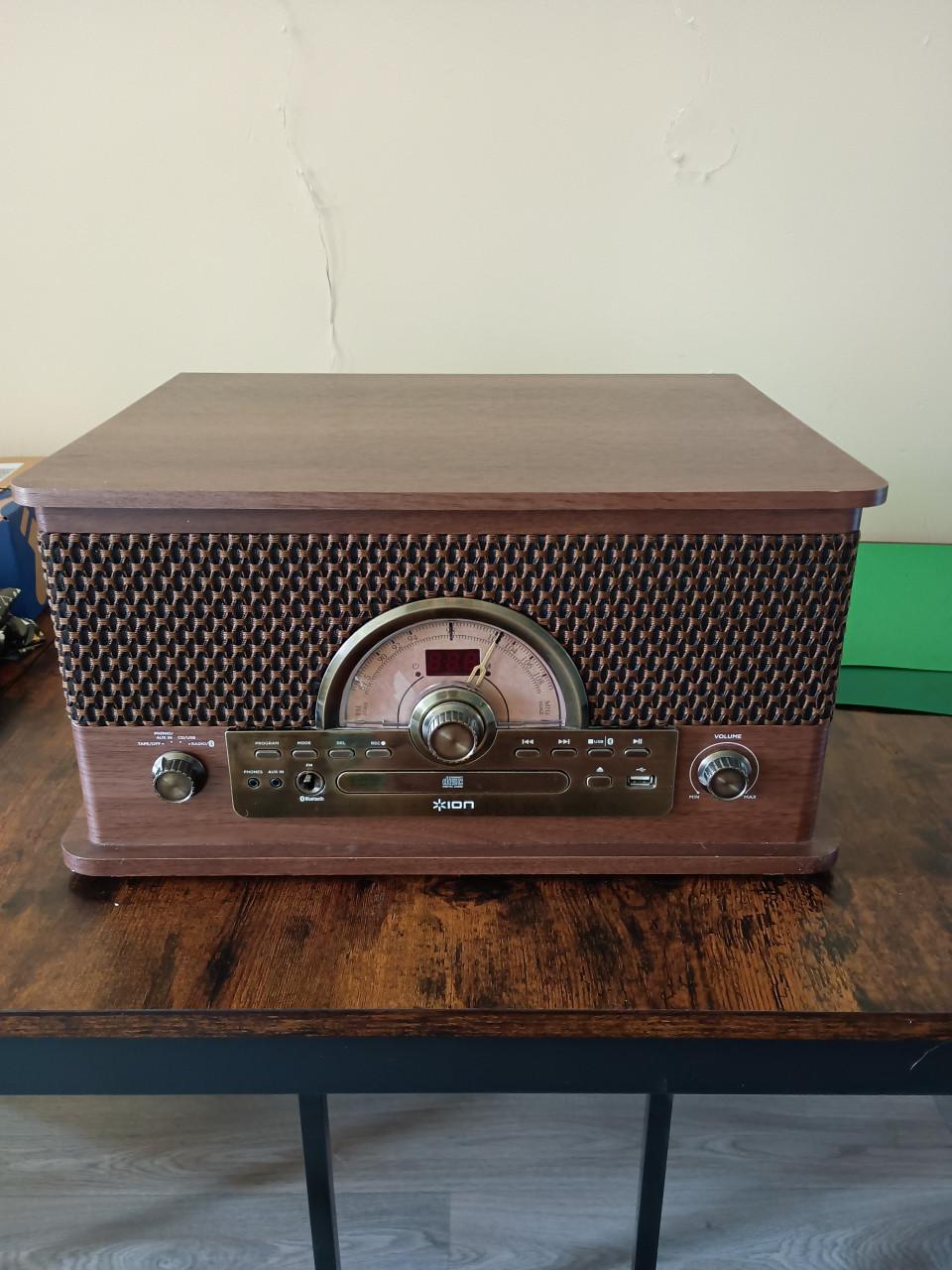 Prachtige retro stereo met platenspeler en cassette