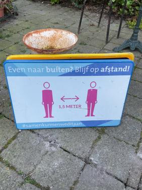 Waarschuwingsbord Corona periode