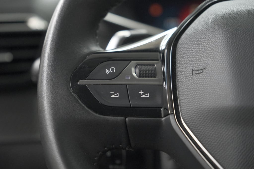 Peugeot 208 puretech 100 eat8 allure pack | camera | navigatie | apple carp
