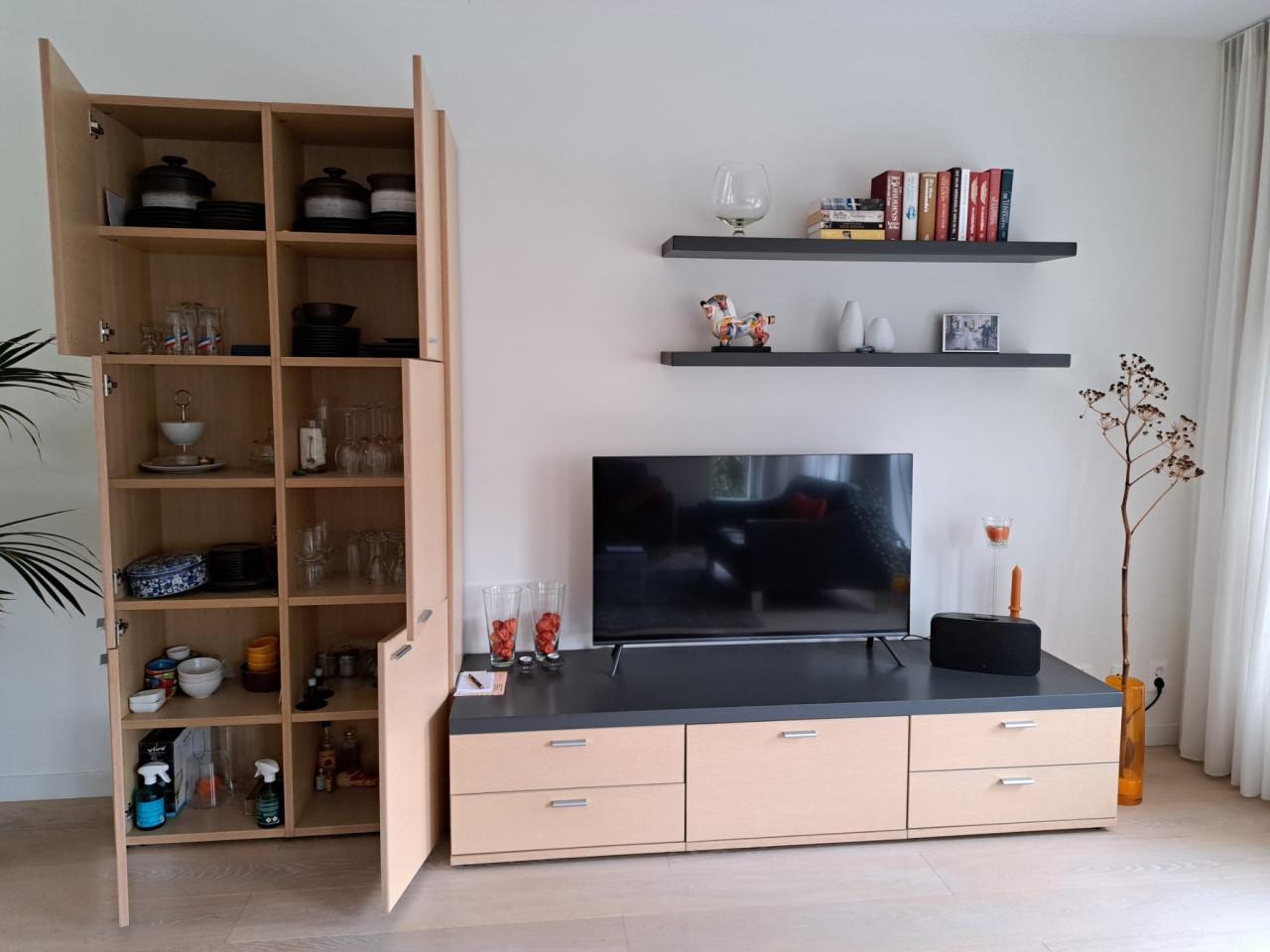 Moderne kastenwand met tv meubel en planken