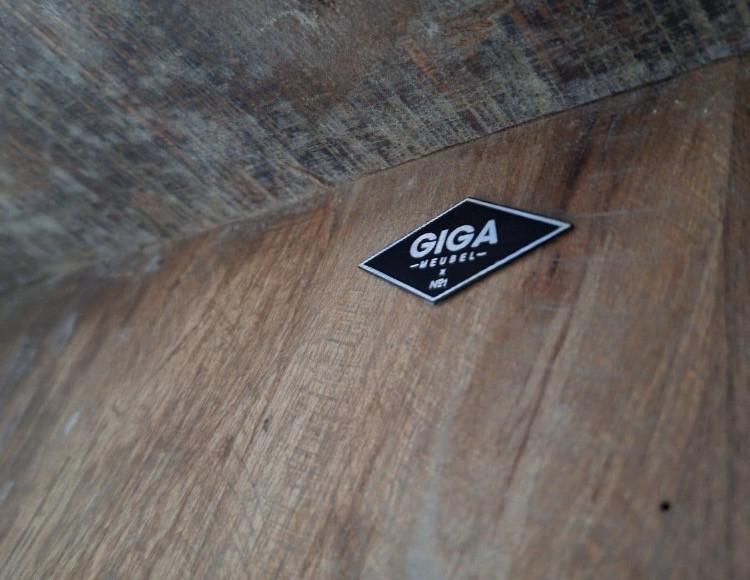Houten tafels met metalen onderstel