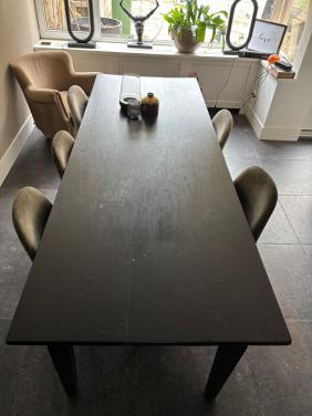 Zwarte eettafel met stoelen