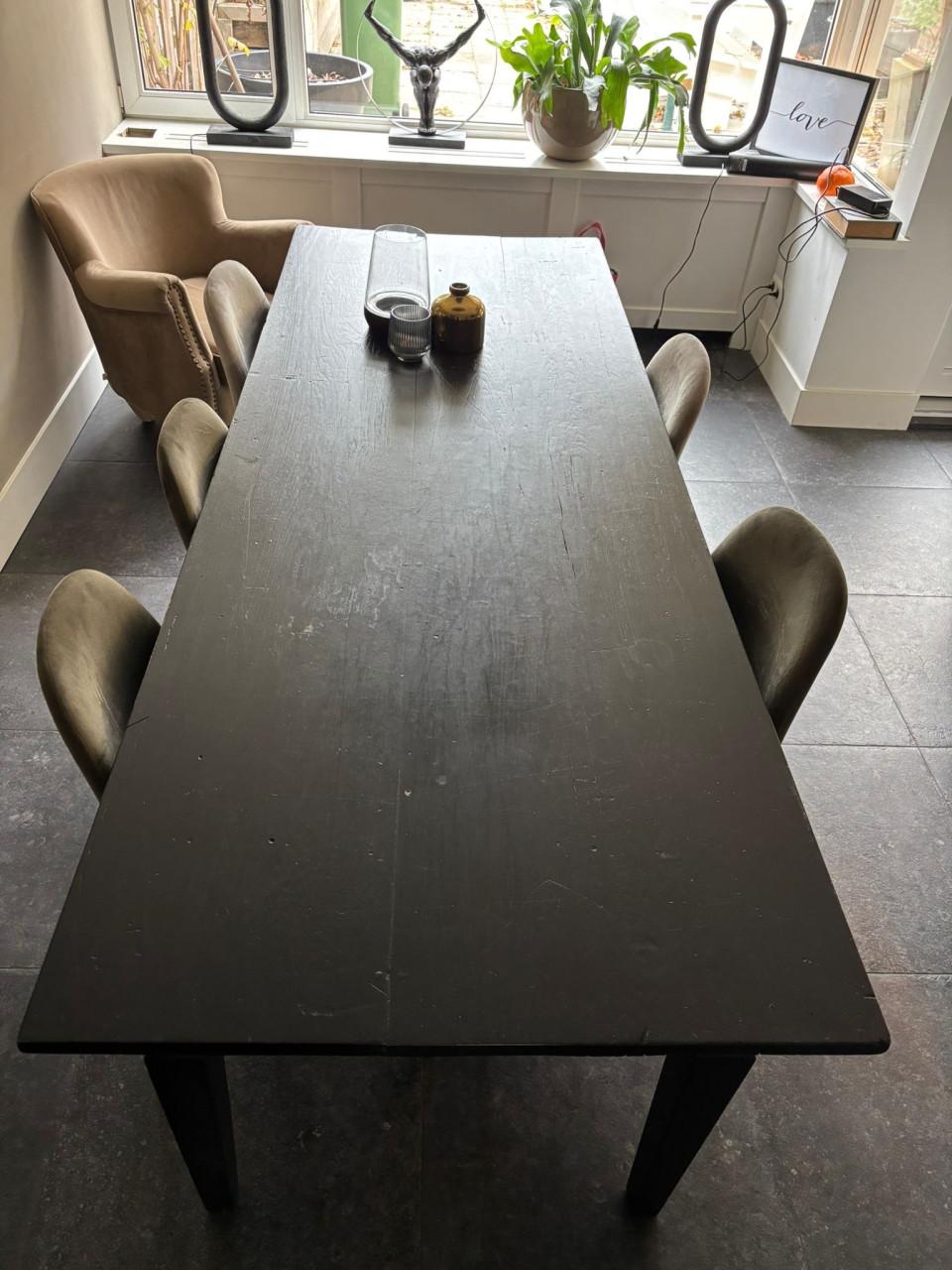 Zwarte eettafel met stoelen