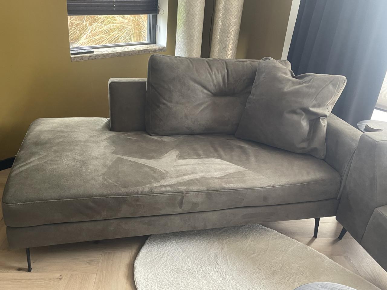 Chaise longue en bank met poef