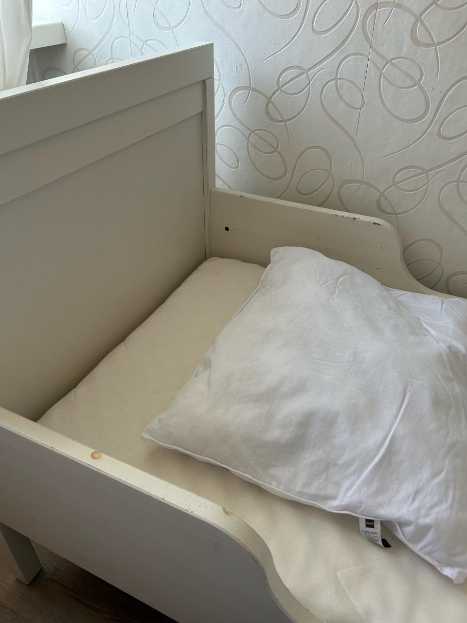 Koopje! Peuterbed, goed matras , z.g.a.n. dekbed en hoofd kussen