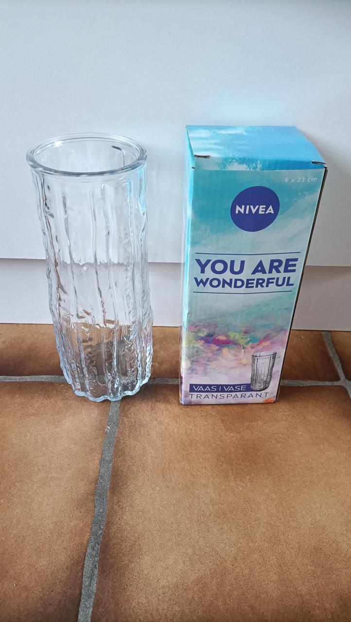 Doorzichtige glazen vaas van Nivea. Nieuw. Hoogte 23 cm. Doorsnede bijna 9
