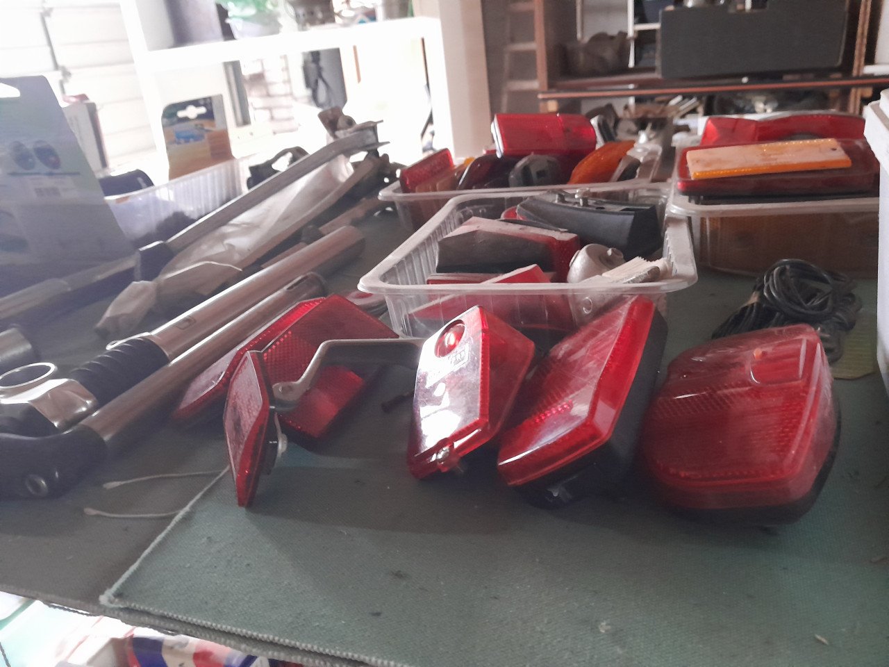 Partij fiets onderdelen zowel nieuw als gebruikt
