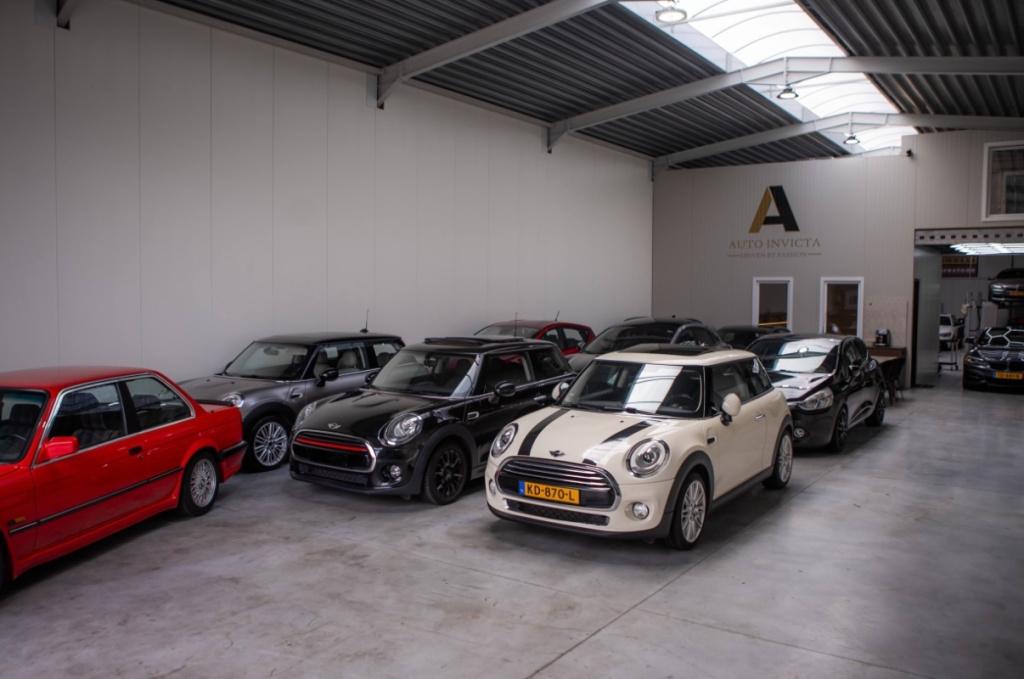 Mini Cooper Cabrio 1.6 - sidewalk