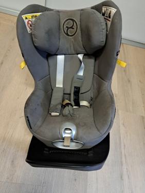 Draaibare CYBEX Sirona Z stoel met bijbehorende ISOFIX base