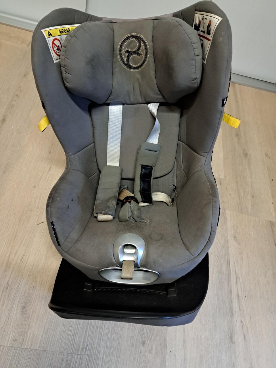 Draaibare CYBEX Sirona Z stoel met bijbehorende ISOFIX base