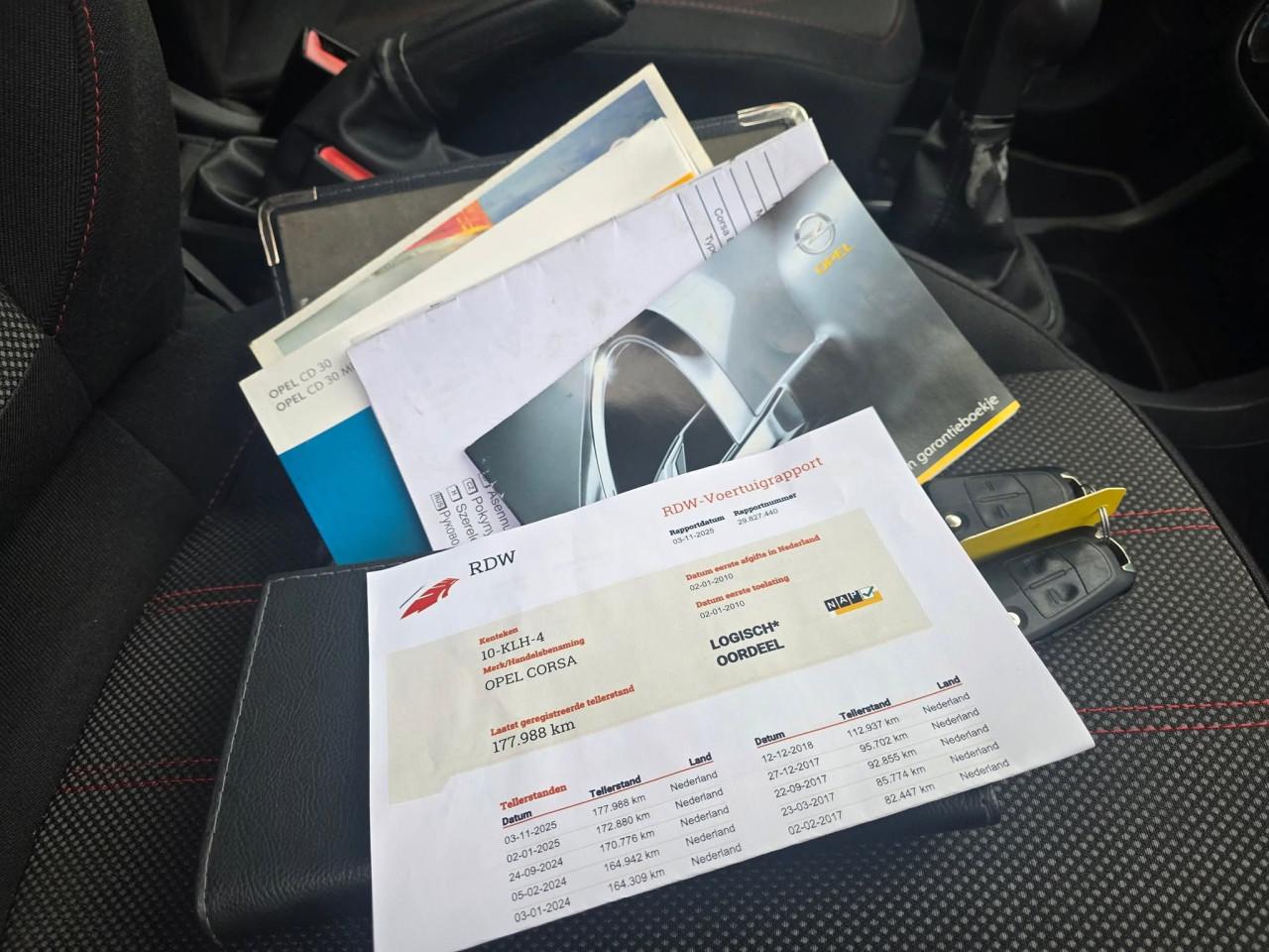 Tekoop zeer mooie Opel Corsa 1.4i 16V  Black and  White