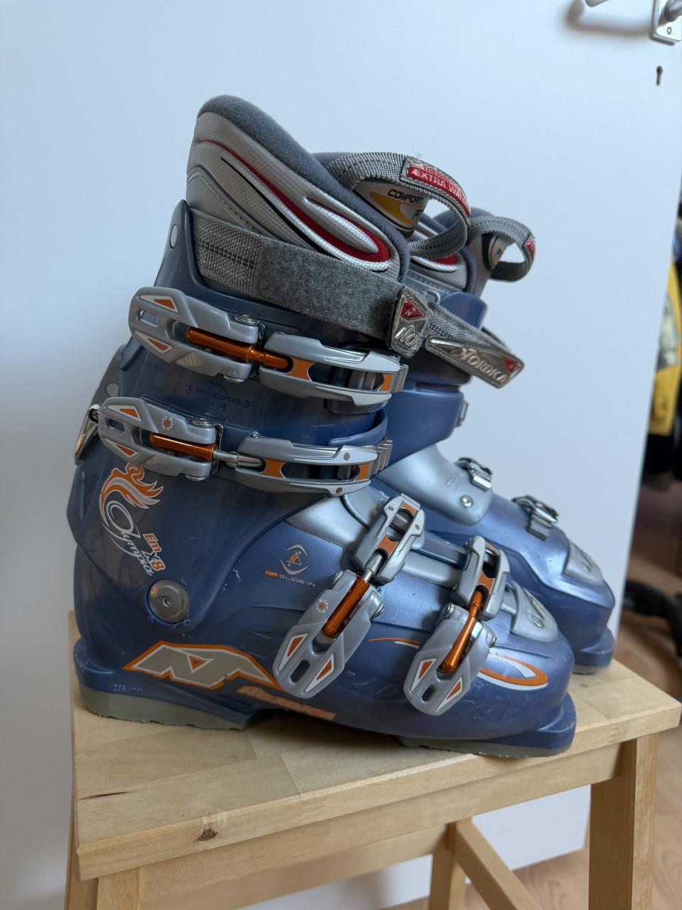 Nordica skischoenen blauw maat 255= maat 39/40