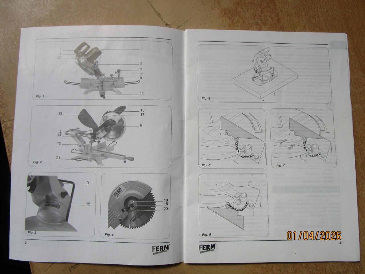 Afkortzaag op zaagtafel