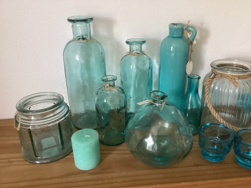 Vrolijke blauwe decoratie. Vazen, kaarsen…