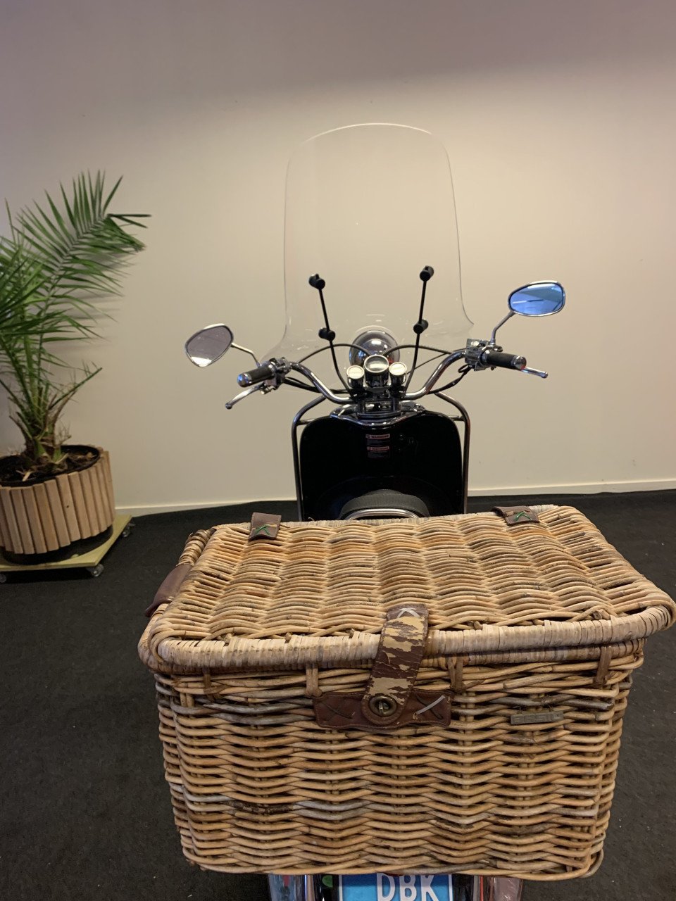 RETRO SCOOTER MET WINDSCHERM 25KM NU 595,= RIJKLAAR