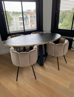 Mooie tafel en lamp