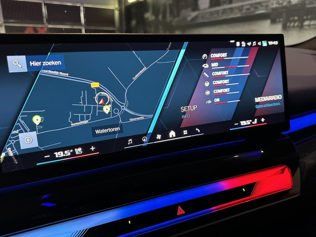 BMW M5 5-serie *limousine v8 m hybrid*carbon extr*b&w*alcantarahemel*nl-aut