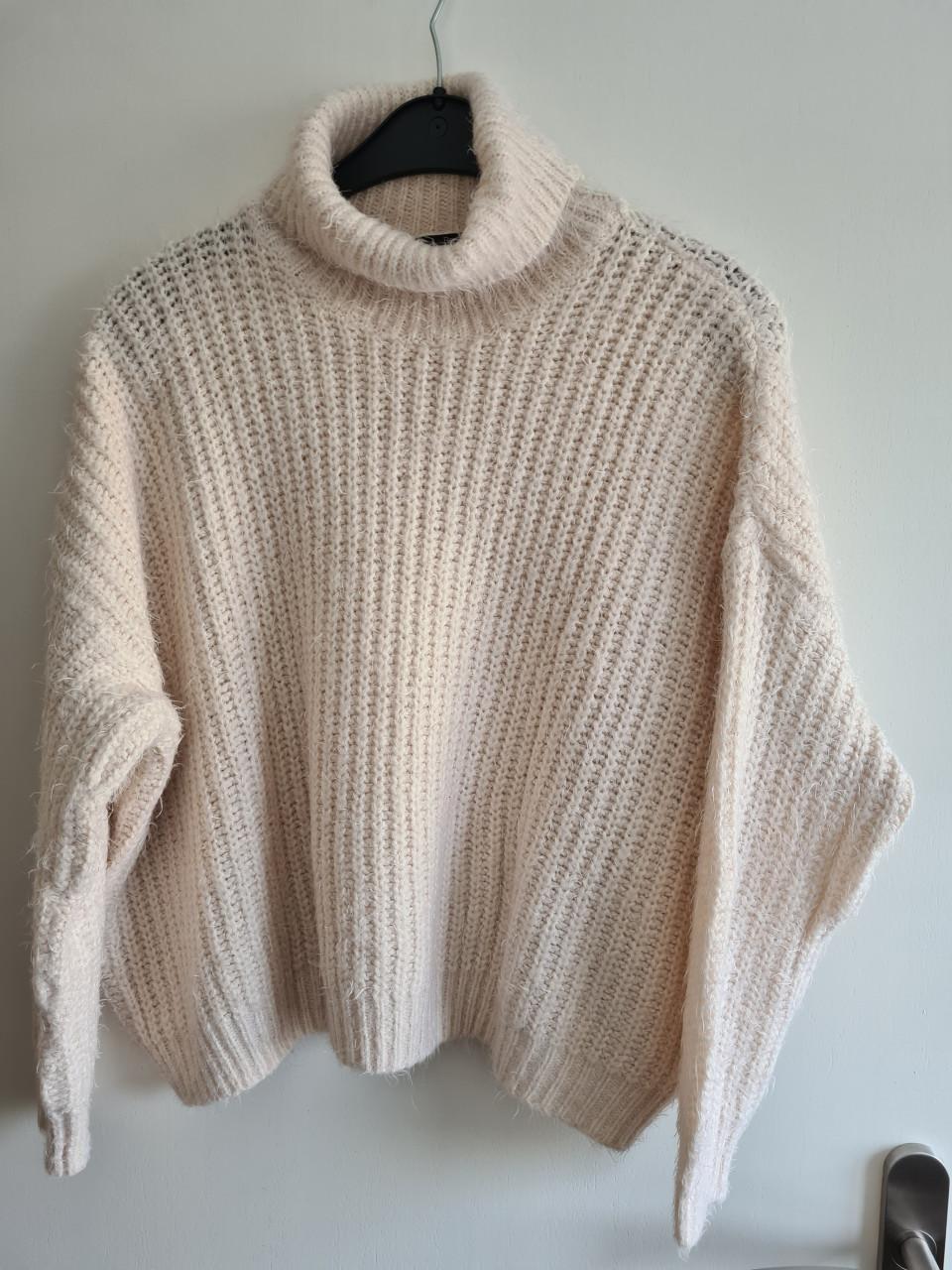 Bershka  zachte warme ecru , licht beige koltrui  Maat M