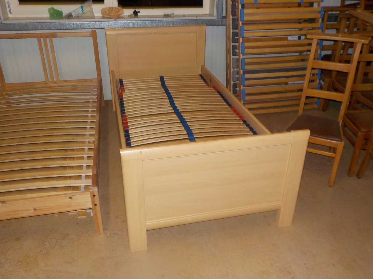 Mooie kwaliteit ledikant met lattenbodem in zeer goede staat 90 x 200 cm