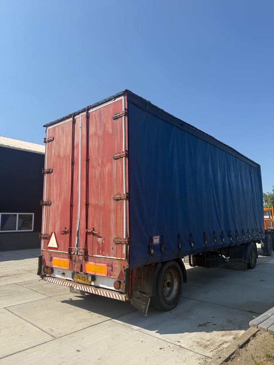 Diverse Huifwagens (stro wagen)